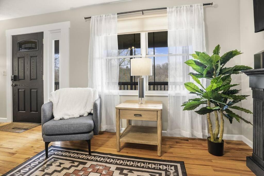 Mountain Views, Hot Tub, Firepit, Dog Friendly, Ev Connector Villa Stanley Exterior photo